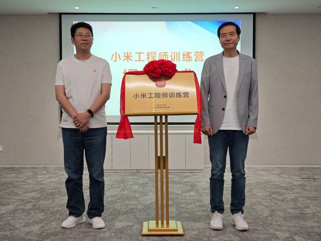 Lei Jun (à direita) na inauguração do Parque de Ciência e Tecnologia de Nanjing