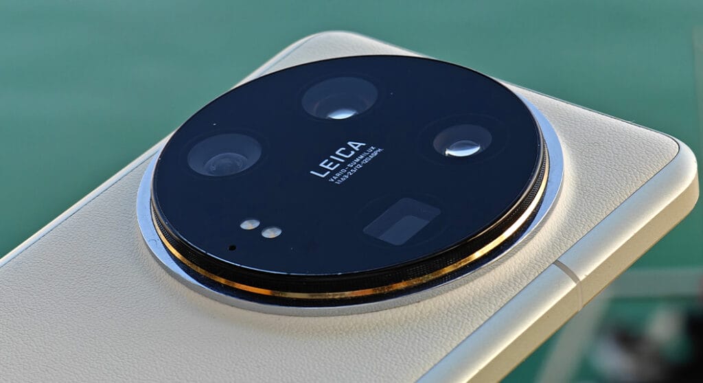 O Xiaomi 15 Ultra vem com 4 câmeras, incluindo uma lente teleobjetiva 4X de 200 MP