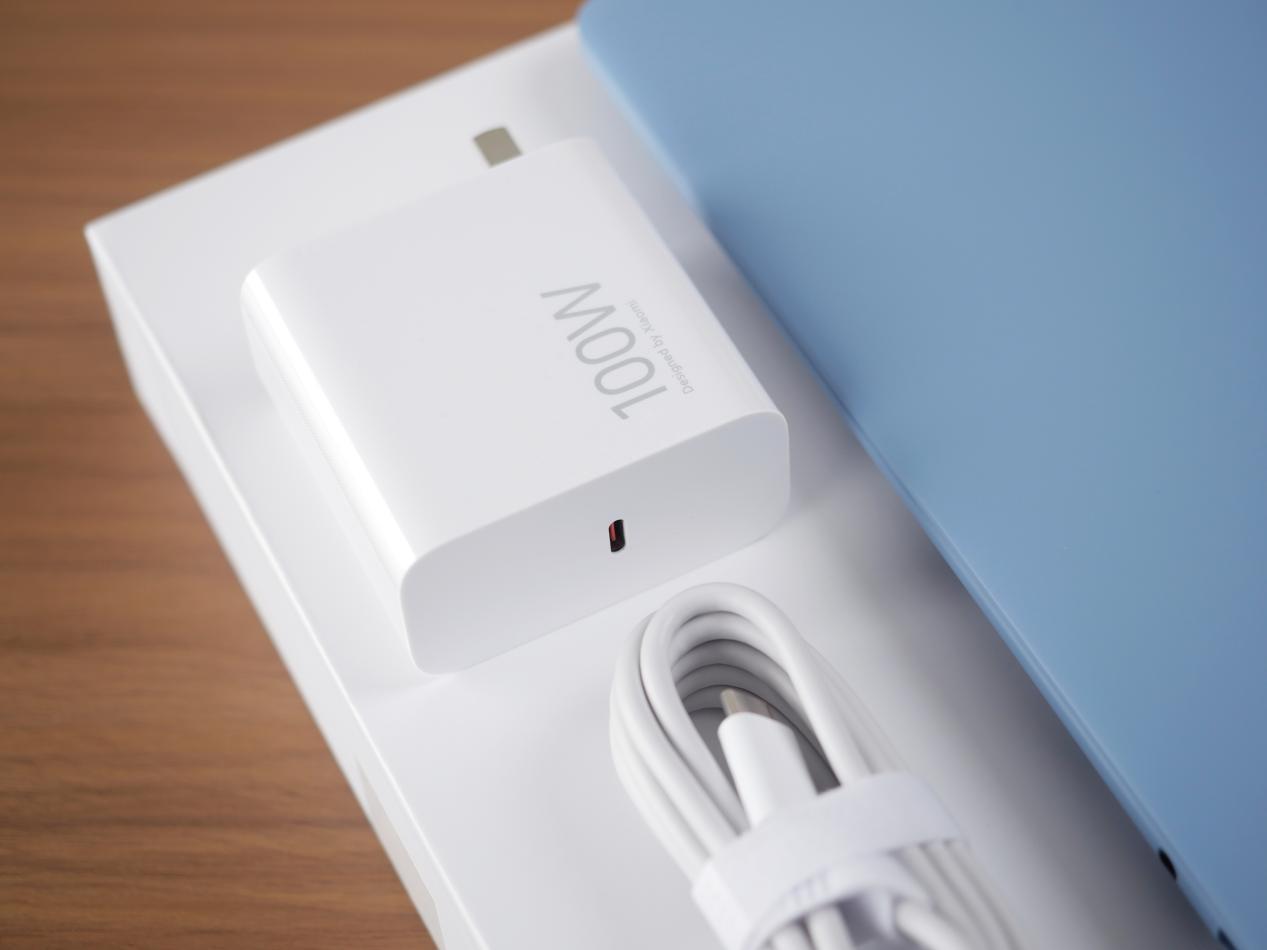 Xiaomi Book Pro 14 Review: The Ultimate 1-Kilogram Windows Laptop is Finally Here 21 Xiaomi Book Pro 14 charging
