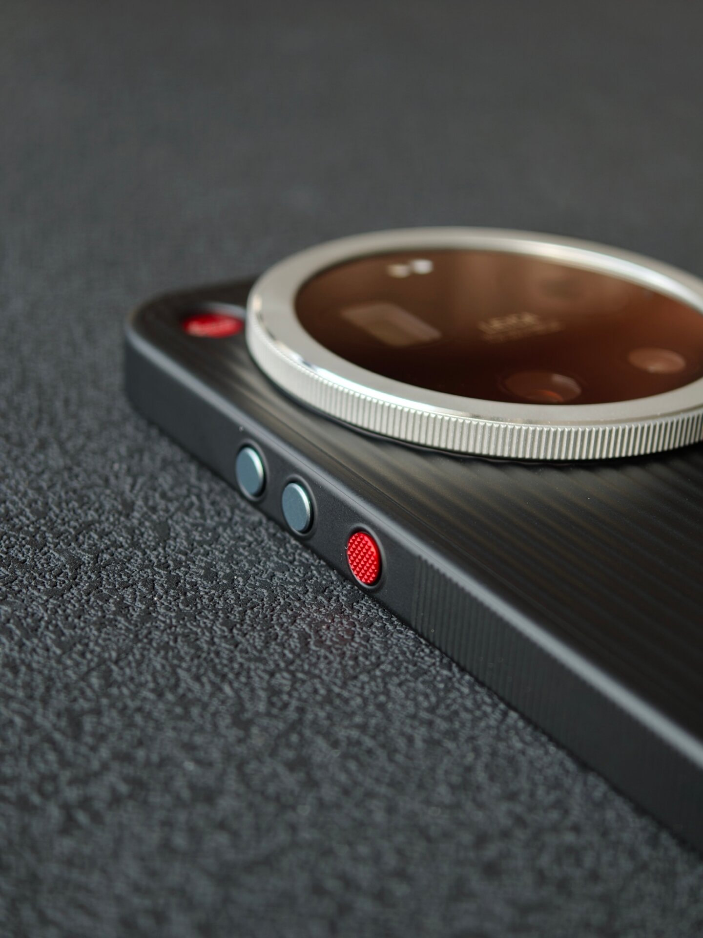 Xiaomi Confirms: 3 Things You Thought Were Bugs in HyperOS Are Actually Features 4 Xiaomi 17 Ultra Buttons