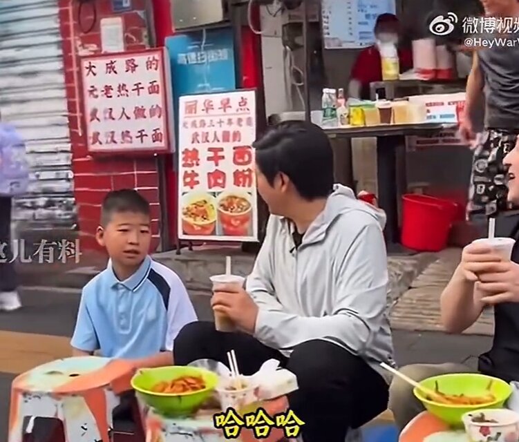 Lei Jun’s Wuhan Breakfast Vlog Goes Viral After Student’s Honest Reaction 2 Lei Jun street 1