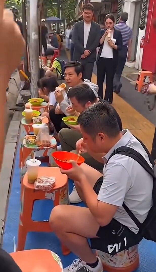 Lei Jun’s Wuhan Breakfast Vlog Goes Viral After Student’s Honest Reaction 3 Lei Jun street 2