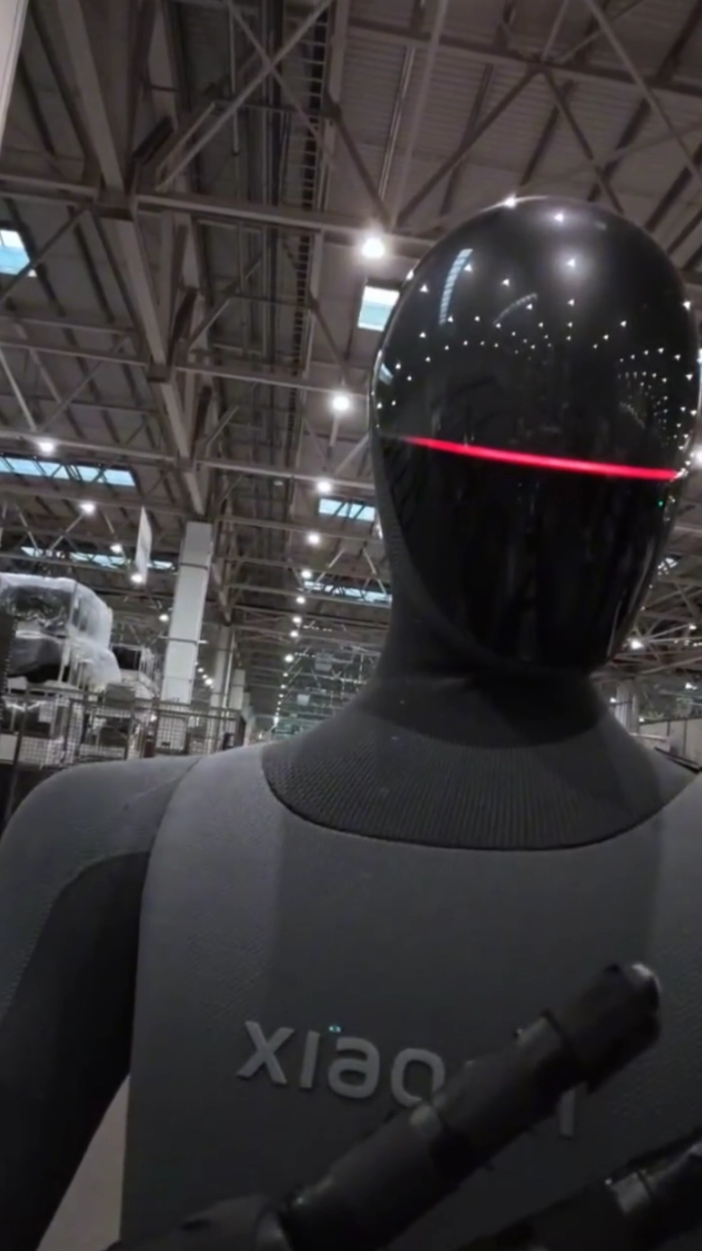 Xiaomi Robot Shown Working in Factory, “Supervisor” Robot Makes Cool Gesture 2 Xiaomi Robot Shown Working in Factory, “Supervisor” Robot Makes Cool Gesture