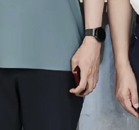 Xiaomi CEO Lei Jun seen holding unreleased red foldable phone 3 Ekran goruntusu 2026 08 22 121521